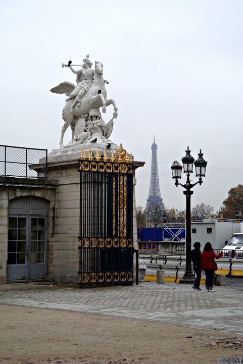 Edge of Tuileries Gardens - Concourse side