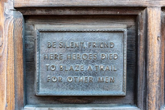 Sign at entrance of Alamo chapel.